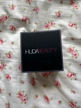 HUDA BEAUTY Setting powder in Sugar Cookie